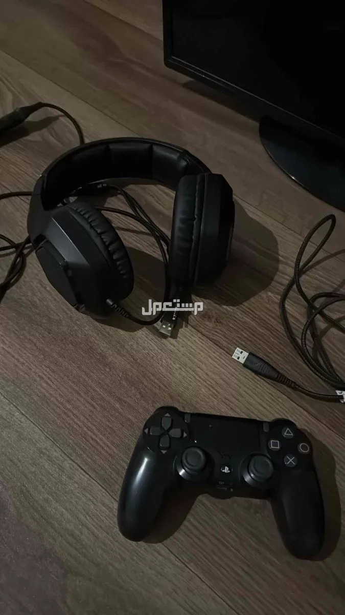 سوني 4 مع شاشه ويد وسماعه وشاحن يد  في تبوك بسعر 650 ريال سعودي