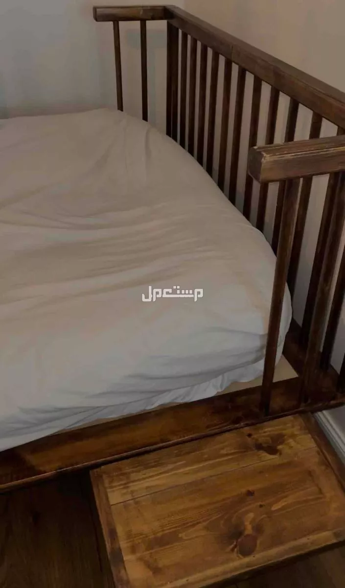 سرير خشب سويدي مع مرتبه وطاوله