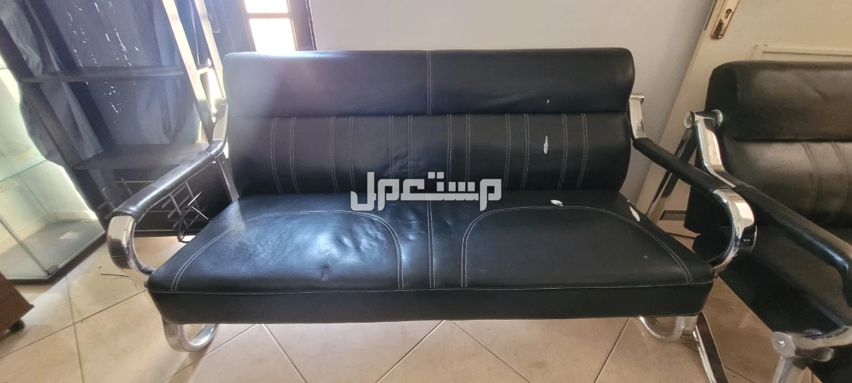 للبيع اثاث مكتبي متنوع بحالة ممتازه كنب مكتبي جلد 700ريال