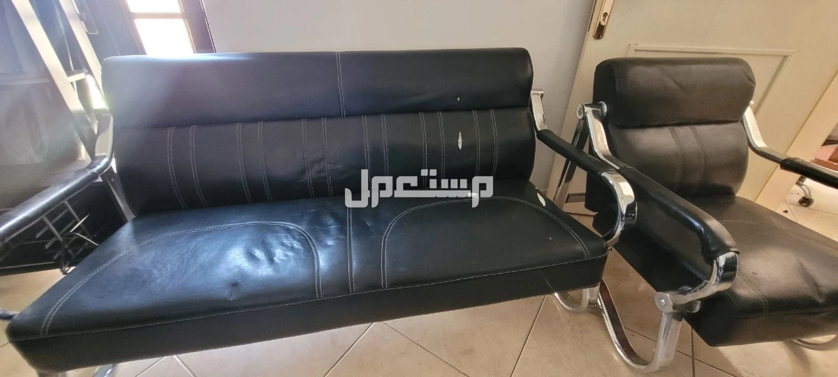 للبيع اثاث مكتبي متنوع بحالة ممتازه