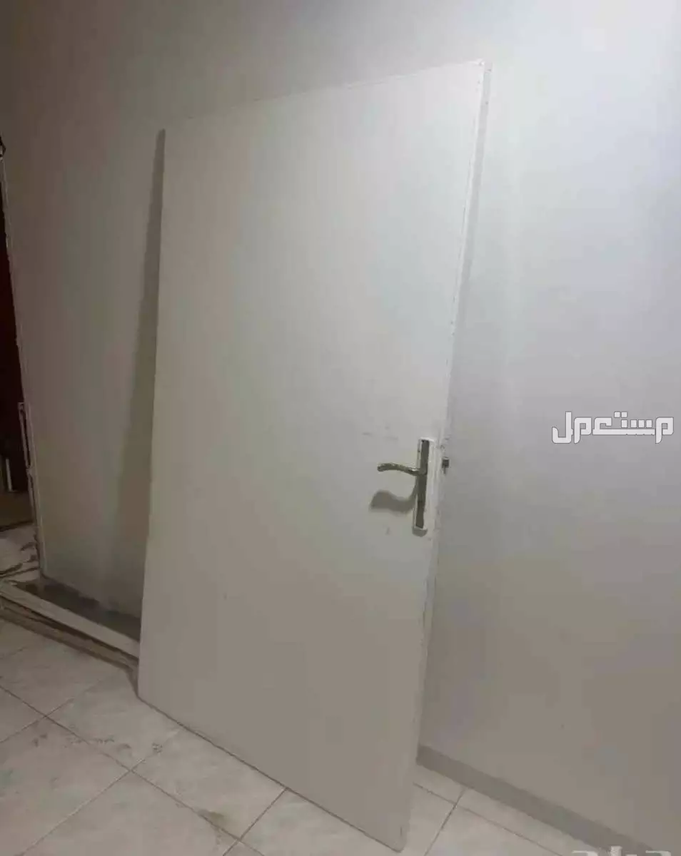 باب خشب للبيع  في الرياض بسعر 100 ريال سعودي