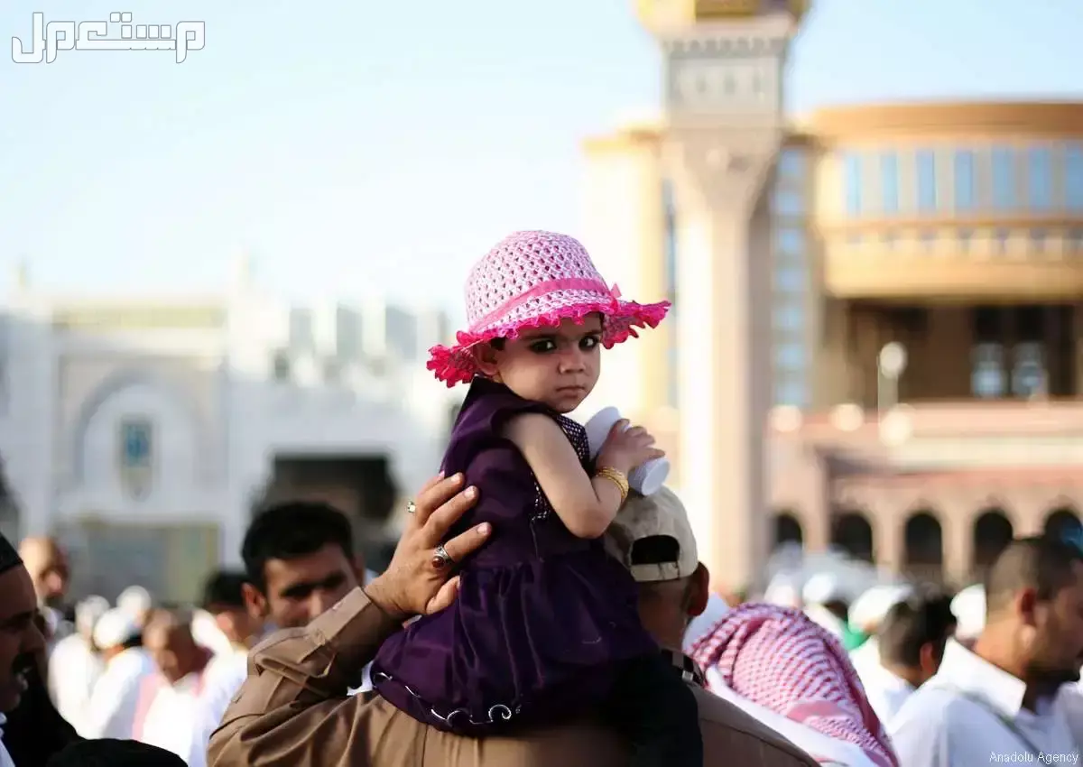 صور أجمل بطاقات وكروت معايدة عيد الفطر 2025 طفلة في صلاة عيد الفطر