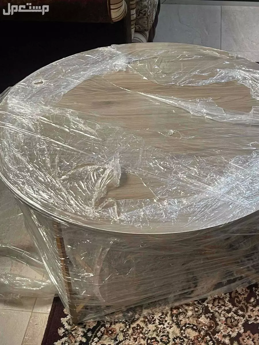 طاولة تقديم مع اربع طاولات صغيره