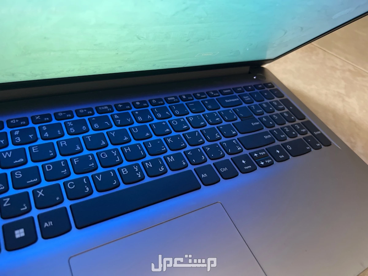 لابتوب مكتبي نظيف وماله سنه الحق قبل نفذ الكمية