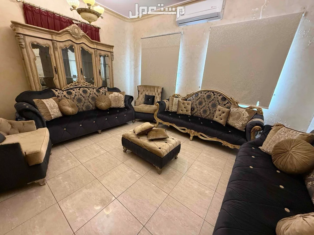 كنب كلاسيك رمادي غامق مستعمل على السوم