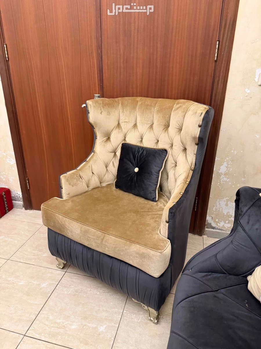 كنب كلاسيك رمادي غامق مستعمل على السوم