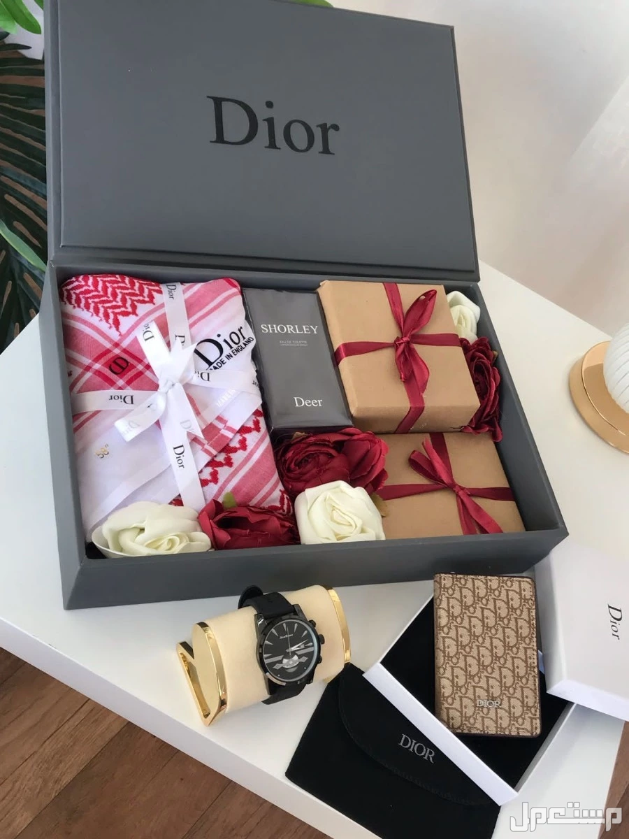 السعر 270ريال سعودي فقط🌹عروض بكسات رجالية 🎁 هديه العيد ✅ *﮼طقم رجالي مكون من * شماغ ديور                                          مقاس 60/58/55 عطر ديور بوك ديور     ساعه   مصمم على شكل هد