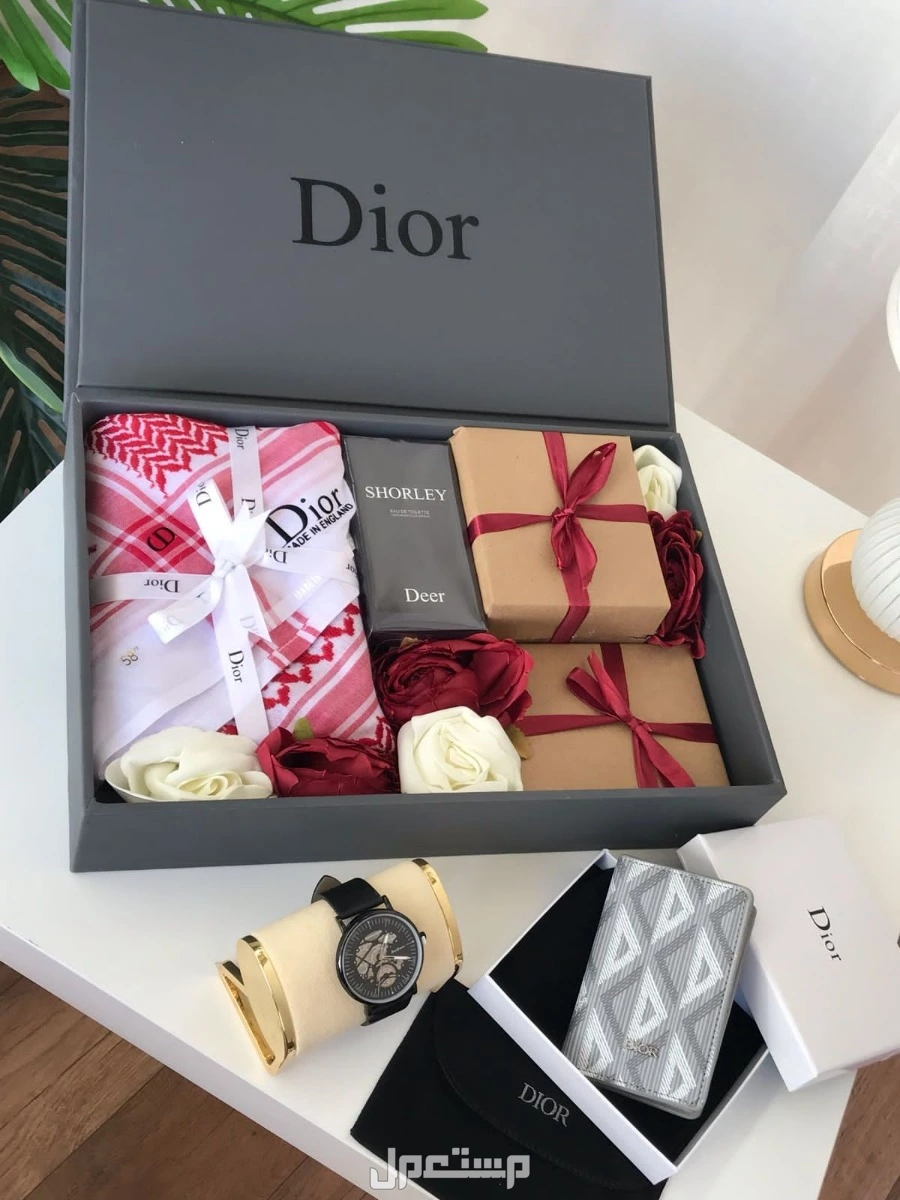 السعر 270ريال سعودي فقط🌹عروض بكسات رجالية 🎁 هديه العيد ✅ *﮼طقم رجالي مكون من * شماغ ديور                                          مقاس 60/58/55 عطر ديور بوك ديور     ساعه   مصمم على شكل هد