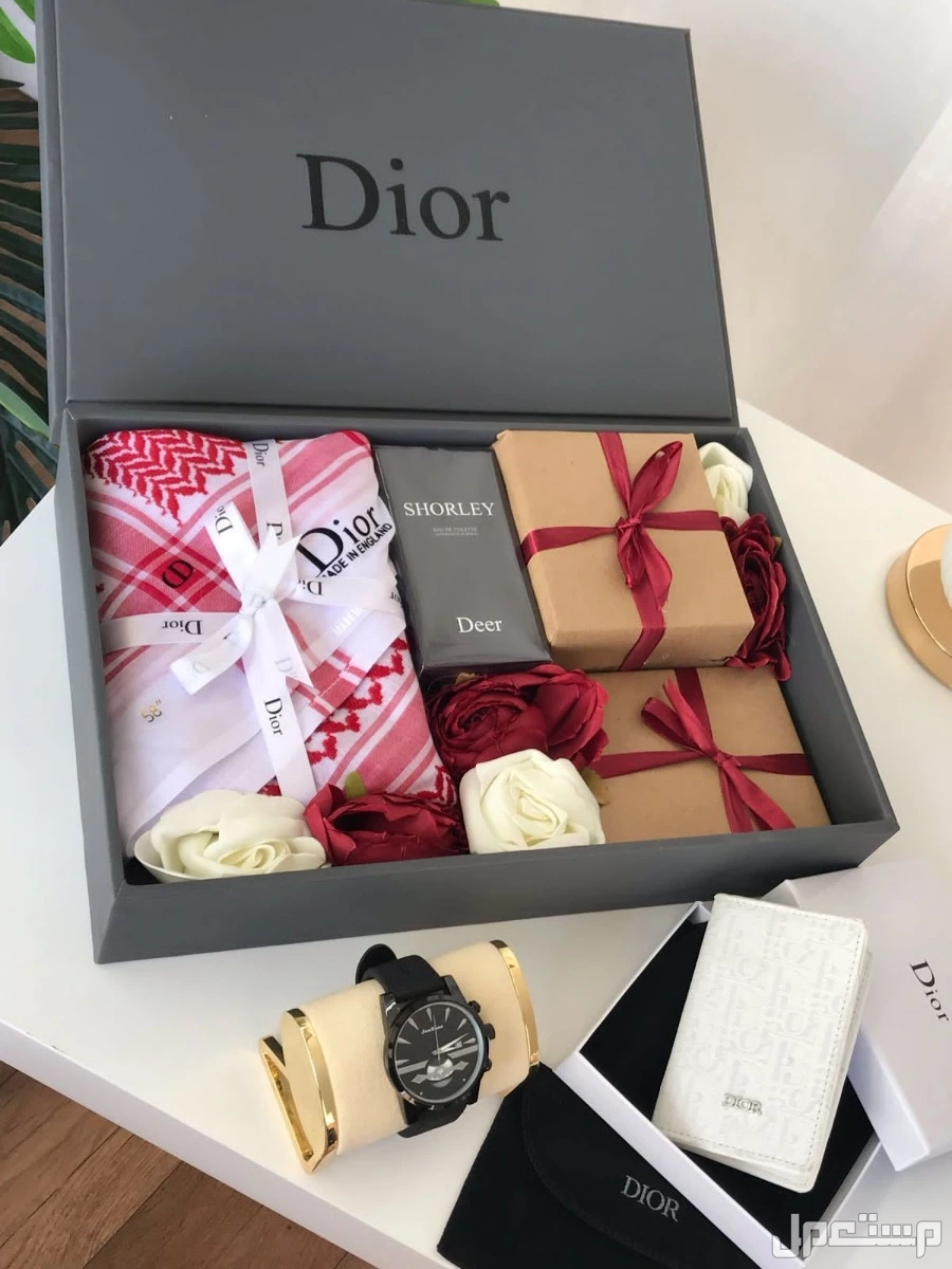 السعر 270ريال سعودي فقط🌹عروض بكسات رجالية 🎁 هديه العيد ✅ *﮼طقم رجالي مكون من * شماغ ديور                                          مقاس 60/58/55 عطر ديور بوك ديور     ساعه   مصمم على شكل هد