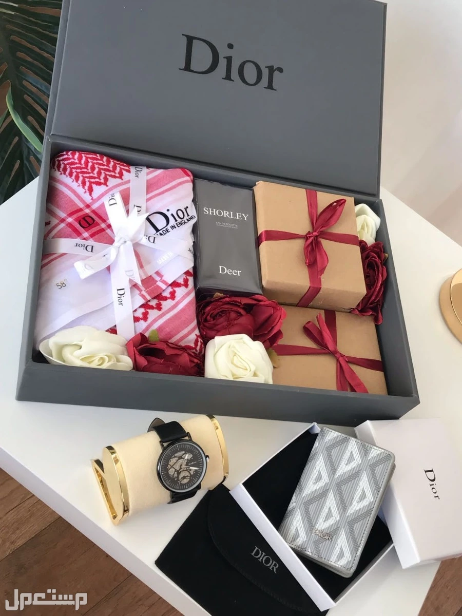 السعر 270ريال سعودي فقط🌹عروض بكسات رجالية 🎁 هديه العيد ✅ *﮼طقم رجالي مكون من * شماغ ديور                                          مقاس 60/58/55 عطر ديور بوك ديور     ساعه   مصمم على شكل هد