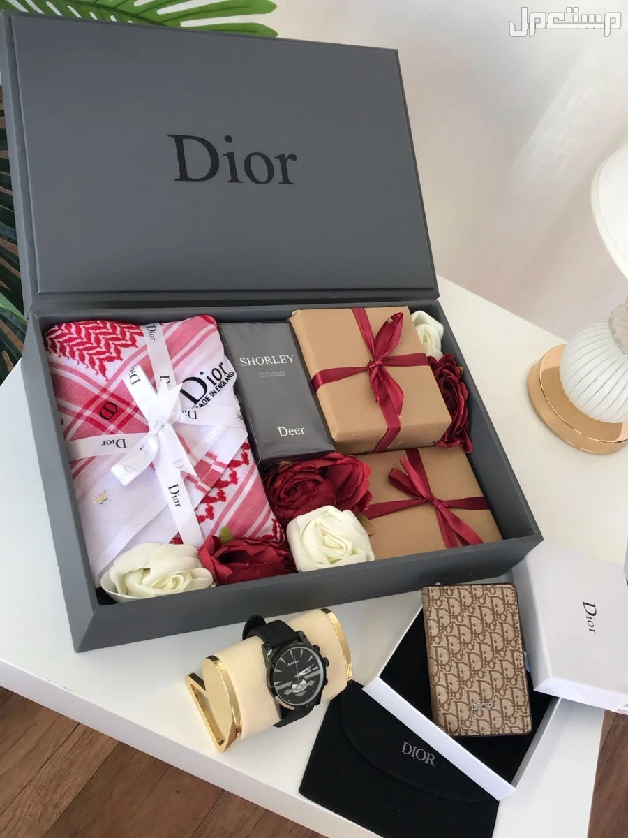 السعر 270ريال سعودي فقط🌹عروض بكسات رجالية 🎁 هديه العيد ✅ *﮼طقم رجالي مكون من * شماغ ديور                                          مقاس 60/58/55 عطر ديور بوك ديور     ساعه   مصمم على شكل هد