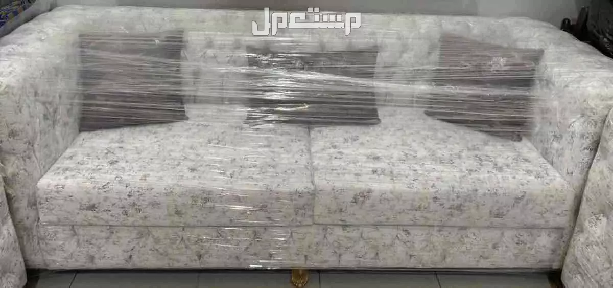طقم كنب و طاولة جديد لم ستخدم  في المدينة المنورة بسعر 3 آلاف ريال سعودي