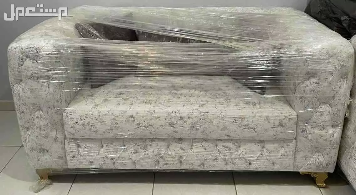 طقم كنب و طاولة جديد لم ستخدم  في المدينة المنورة بسعر 3 آلاف ريال سعودي