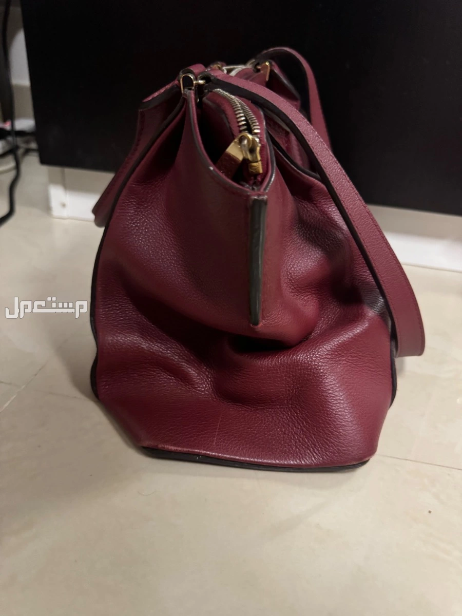 للبيع شنطة كارتير اصلية مستعملة لون عنابي