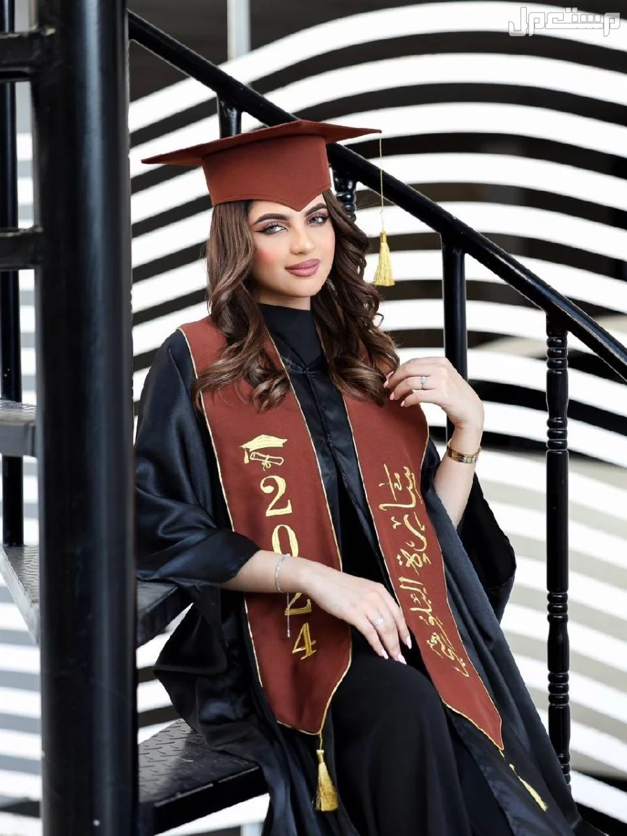 السعر 200ريال سعودي 🌹⭐طقم تخرج🎓  عبايه تخرج تفصيل بجوده عاليه قماش وتفصيل عاليه الجوده   جميع الاشكال متوفره   وشاح تطريز الاسم  حسب الطلب تطريز كمبيوتر عالية الدقه   قبعه تخرج تفصيل    قم