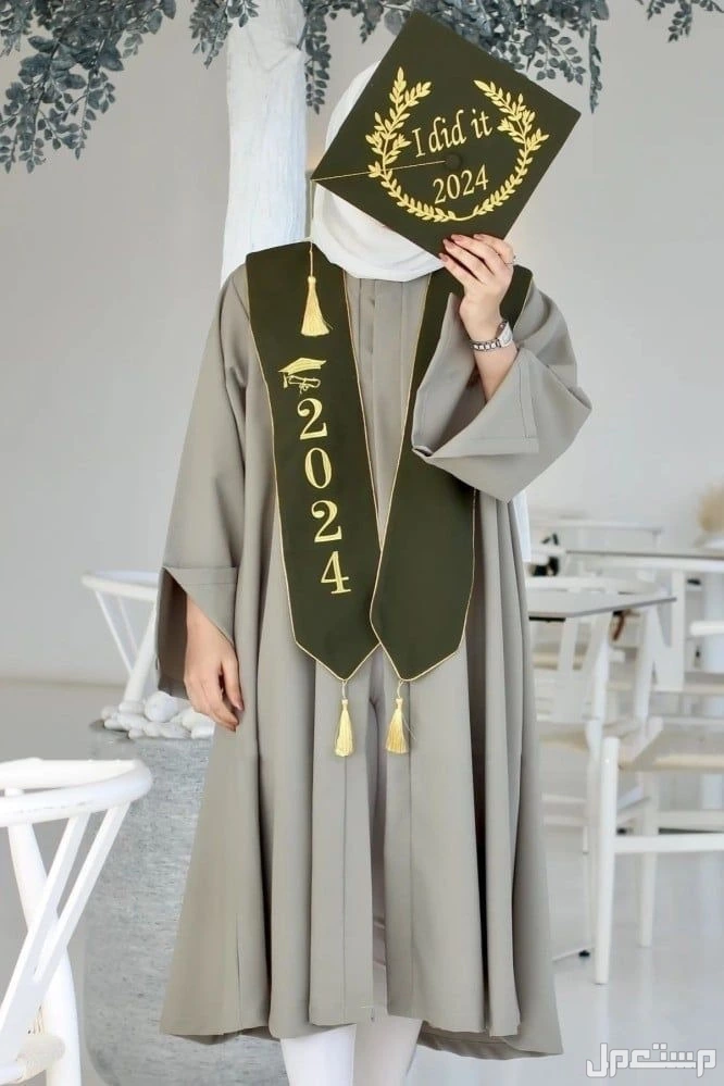 السعر 200ريال سعودي 🌹⭐طقم تخرج🎓  عبايه تخرج تفصيل بجوده عاليه قماش وتفصيل عاليه الجوده   جميع الاشكال متوفره   وشاح تطريز الاسم  حسب الطلب تطريز كمبيوتر عالية الدقه   قبعه تخرج تفصيل    قم