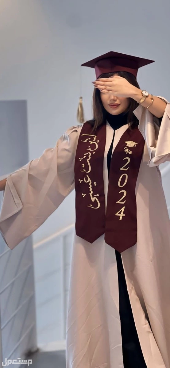 السعر 200ريال سعودي 🌹⭐طقم تخرج🎓  عبايه تخرج تفصيل بجوده عاليه قماش وتفصيل عاليه الجوده   جميع الاشكال متوفره   وشاح تطريز الاسم  حسب الطلب تطريز كمبيوتر عالية الدقه   قبعه تخرج تفصيل    قم