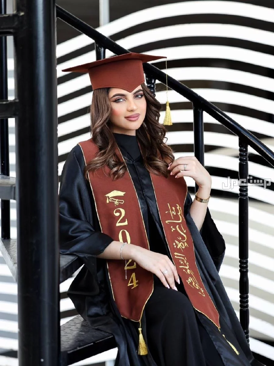 السعر 200ريال سعودي 🌹⭐طقم تخرج🎓  عبايه تخرج تفصيل بجوده عاليه قماش وتفصيل عاليه الجوده   جميع الاشكال متوفره   وشاح تطريز الاسم  حسب الطلب تطريز كمبيوتر عالية الدقه   قبعه تخرج تفصيل    قم