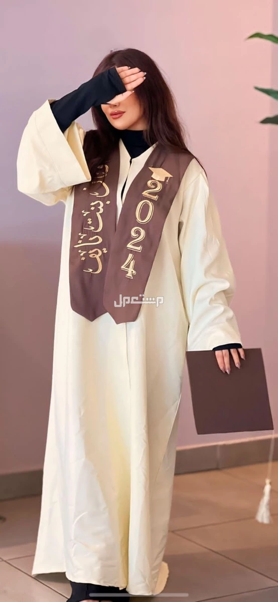 السعر 200ريال سعودي 🌹⭐طقم تخرج🎓  عبايه تخرج تفصيل بجوده عاليه قماش وتفصيل عاليه الجوده   جميع الاشكال متوفره   وشاح تطريز الاسم  حسب الطلب تطريز كمبيوتر عالية الدقه   قبعه تخرج تفصيل    قم