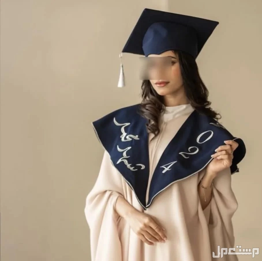 السعر 200ريال سعودي 🌹⭐طقم تخرج🎓  عبايه تخرج تفصيل بجوده عاليه قماش وتفصيل عاليه الجوده   جميع الاشكال متوفره   وشاح تطريز الاسم  حسب الطلب تطريز كمبيوتر عالية الدقه   قبعه تخرج تفصيل    قم