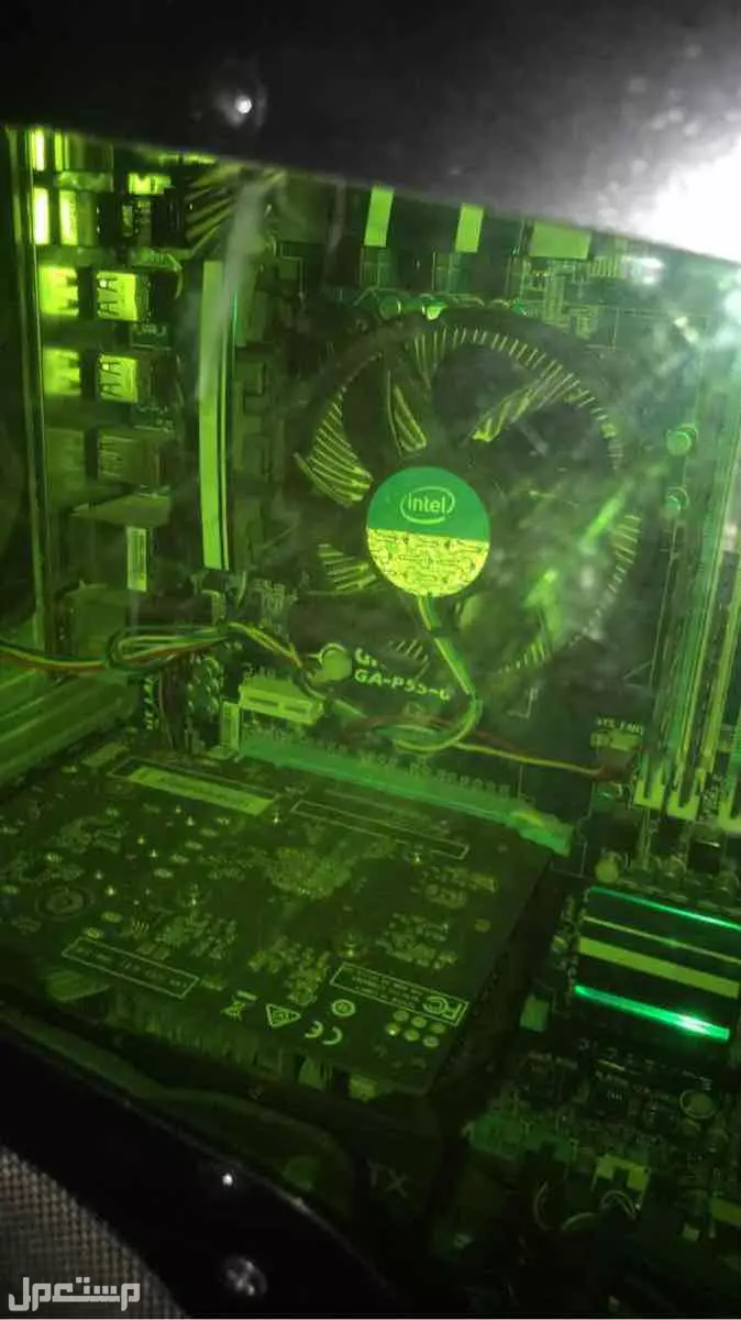 pc for sell with 3 monitors 2 controls mouse keyboard  في المنطقة الشرقية بسعر 3100 درهم إماراتي