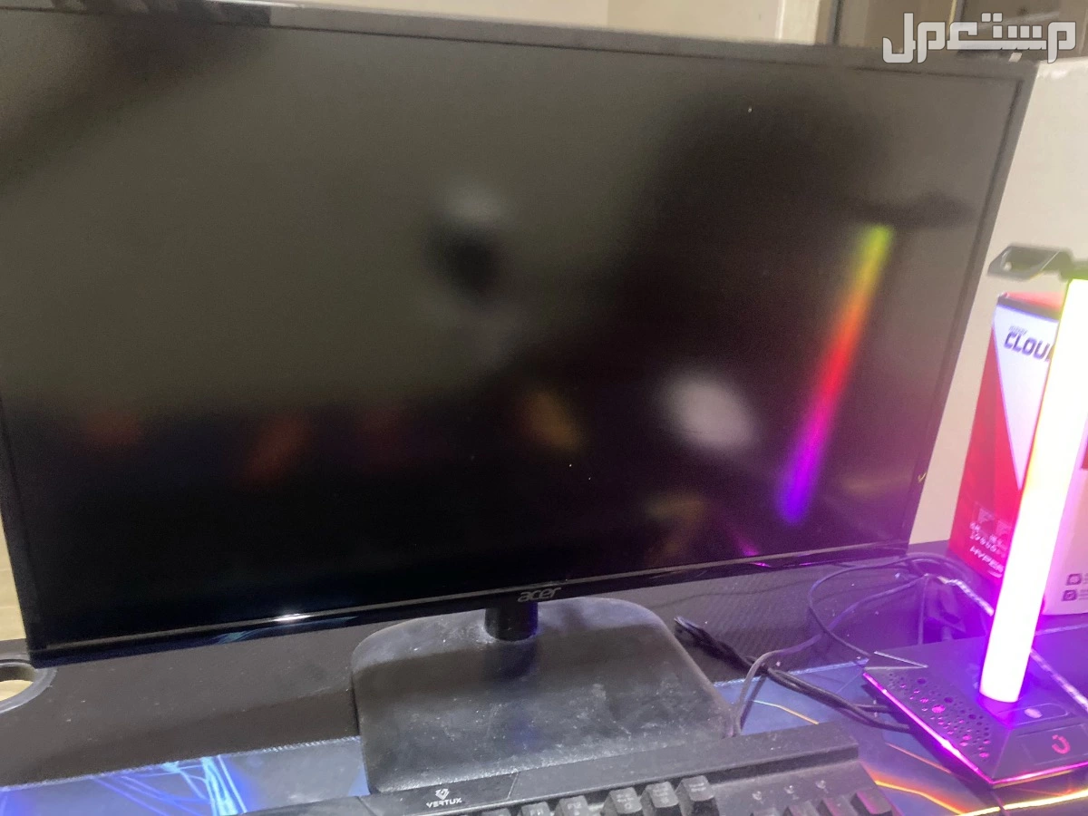 للبيع شاشه قيمنق و سماعه هايبر اكس باللون الاحمر و مايك احترافي باللون الابيض و كيبورد و ماوس و ماوس باد و قاعده مسك السماعه الاسعار على سوم