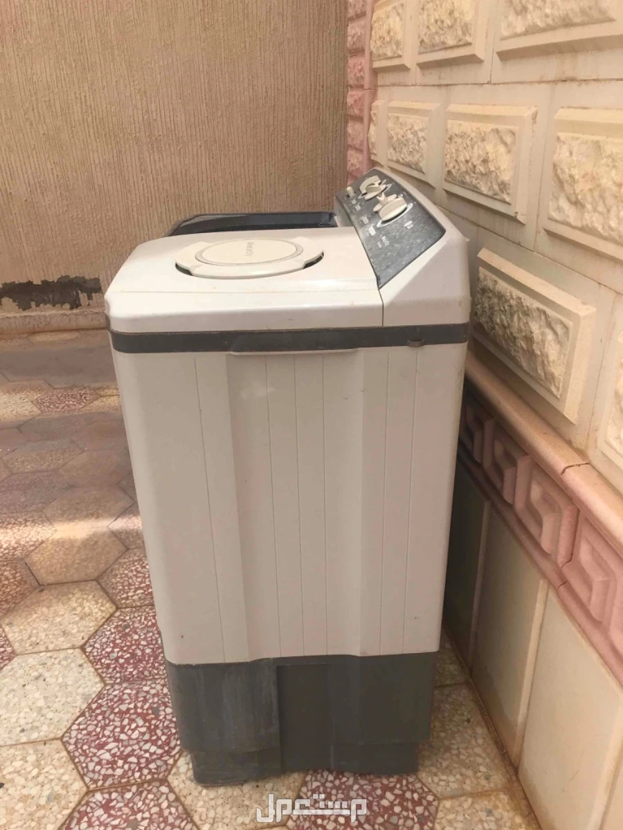 للبيع غسالة من شركة LG خربانه لها عندي من كم سنة ماشاءالله