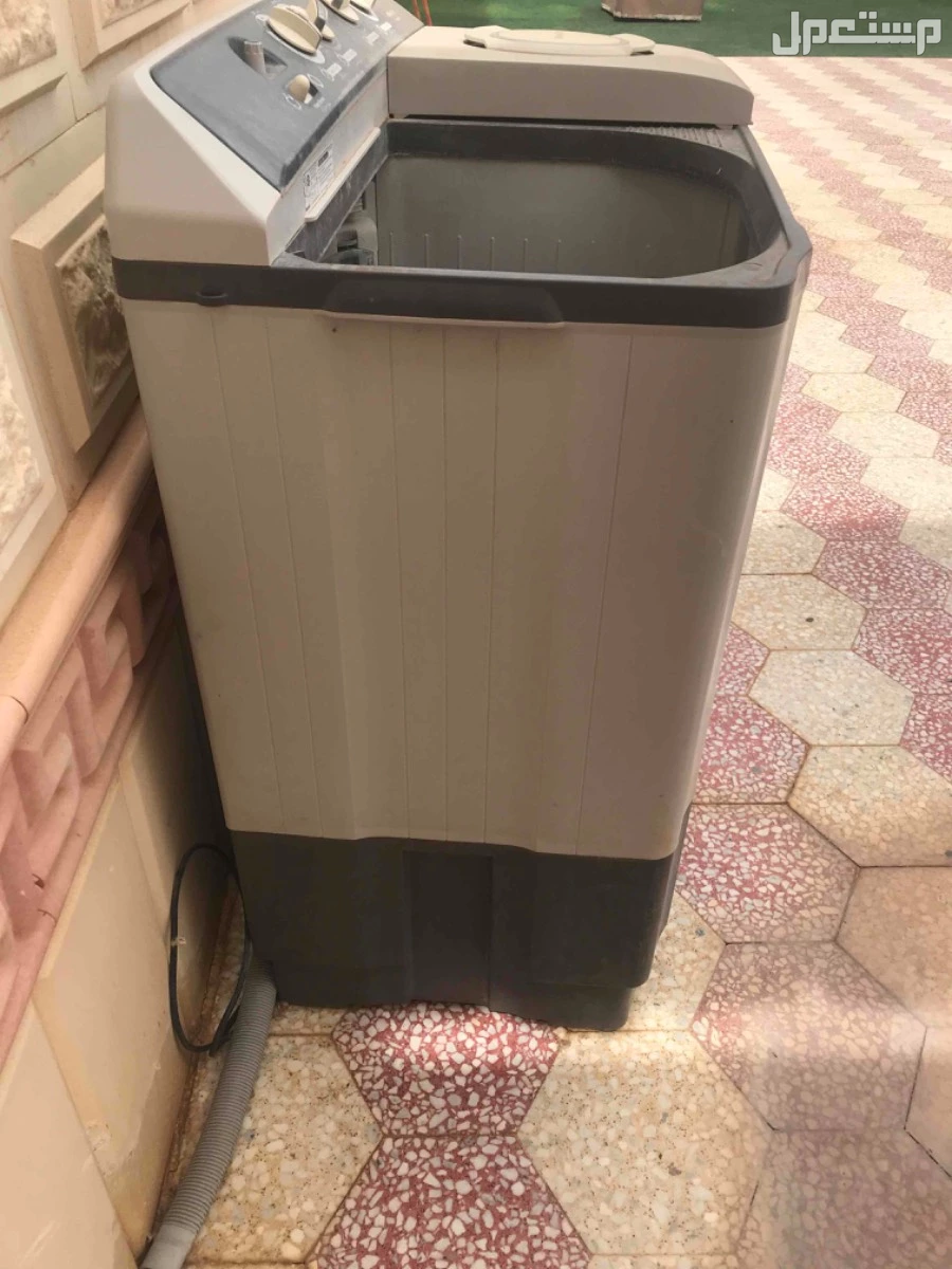 للبيع غسالة من شركة LG خربانه لها عندي من كم سنة ماشاءالله