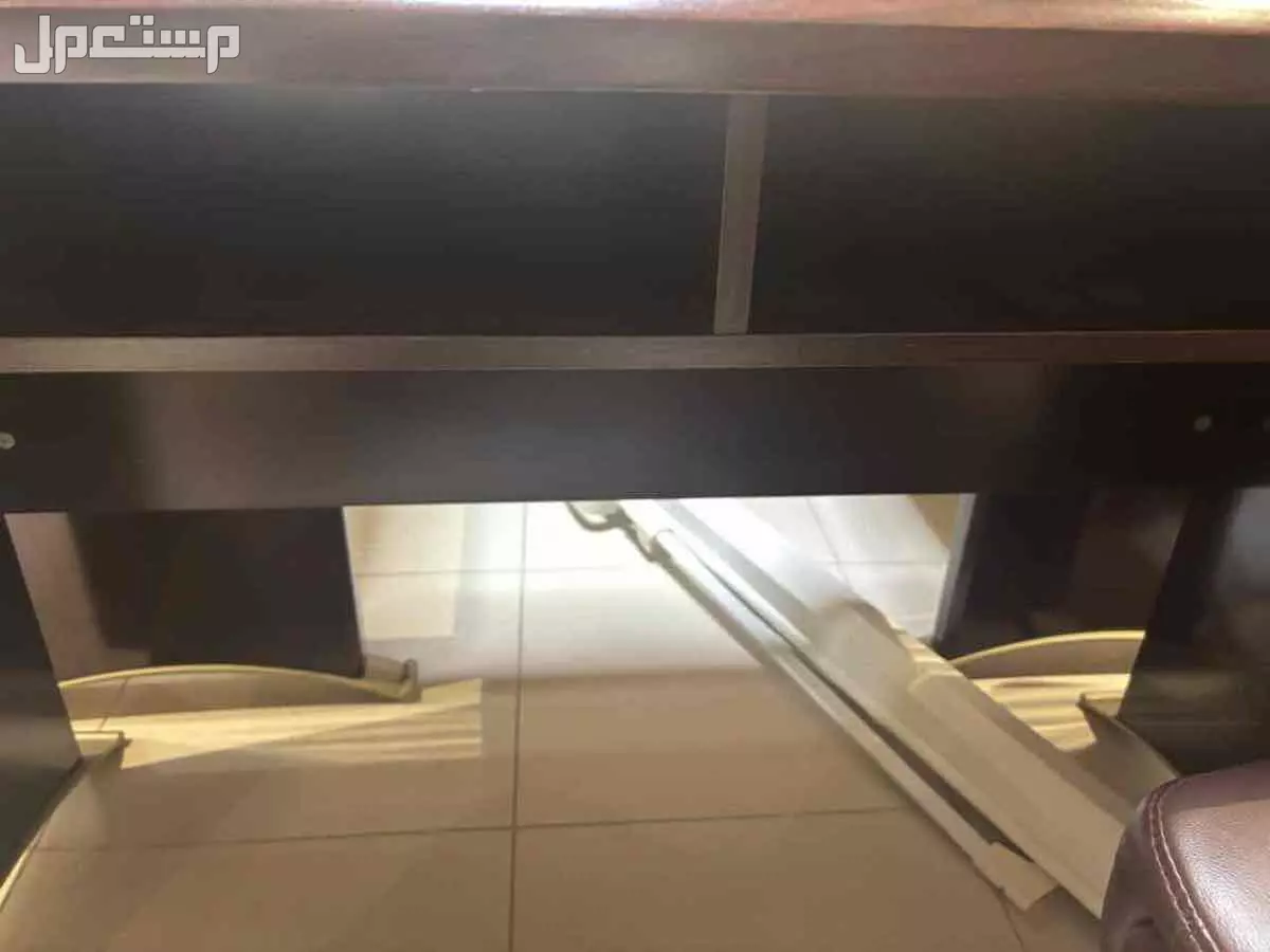 مكتب خشب مكون من كرسي و طاولة بسعر 250