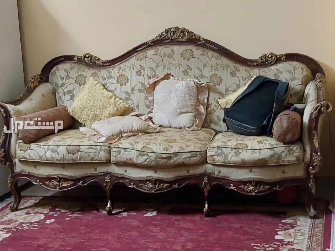 طقم صالون كامل للبيع خشب زان بحالة جيدة جدا
