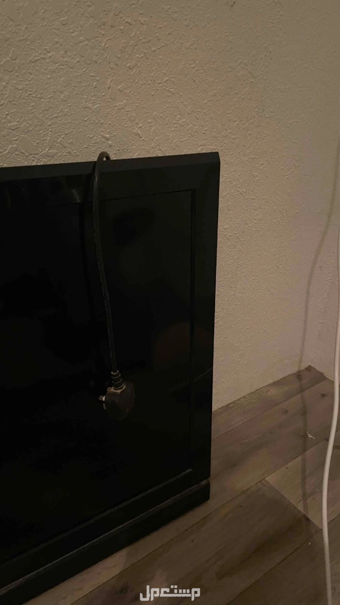 شاشة من نوع TOSHIBA حالتها جدا كويسه بالناسبه لموديلها + صناعة كوريا يعني ماعليها خلاف 🙏🏼