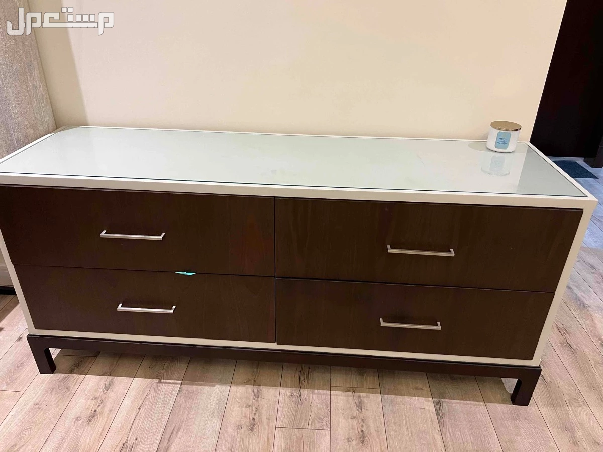 للبيع طاولة طعام وملحقاتها ب4000