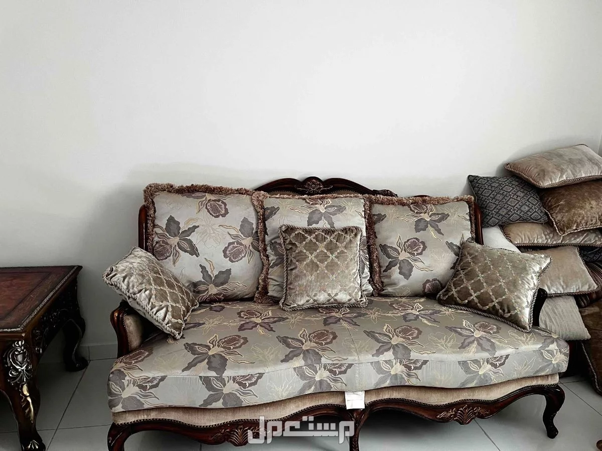 الرمال بيع كنب كلاسيكي نظيف بسعر 4000