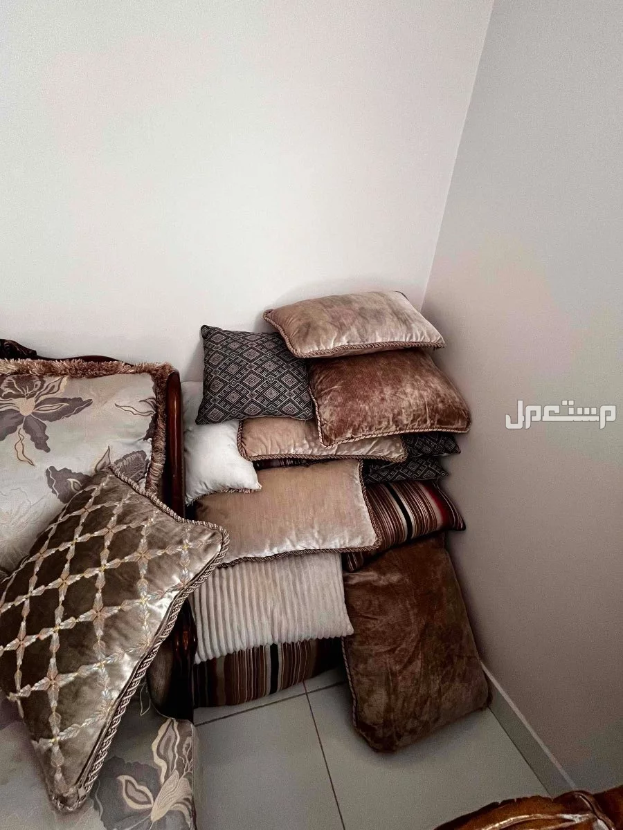 الرمال بيع كنب كلاسيكي نظيف بسعر 4000 مخدات نظيفه