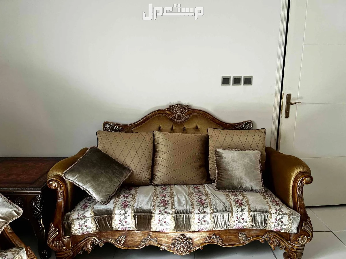 الرمال بيع كنب كلاسيكي نظيف بسعر 4000