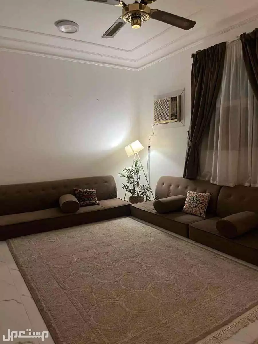 للبيع كنب نظيف مع ستاره وسجاده 500 ريال