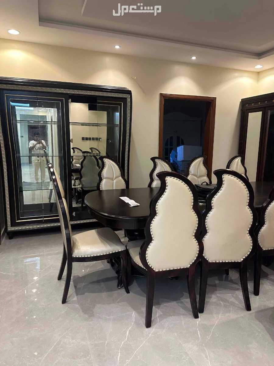 للبيع طاولة طعام من عشر كراسي السعر قابل للتفاوض