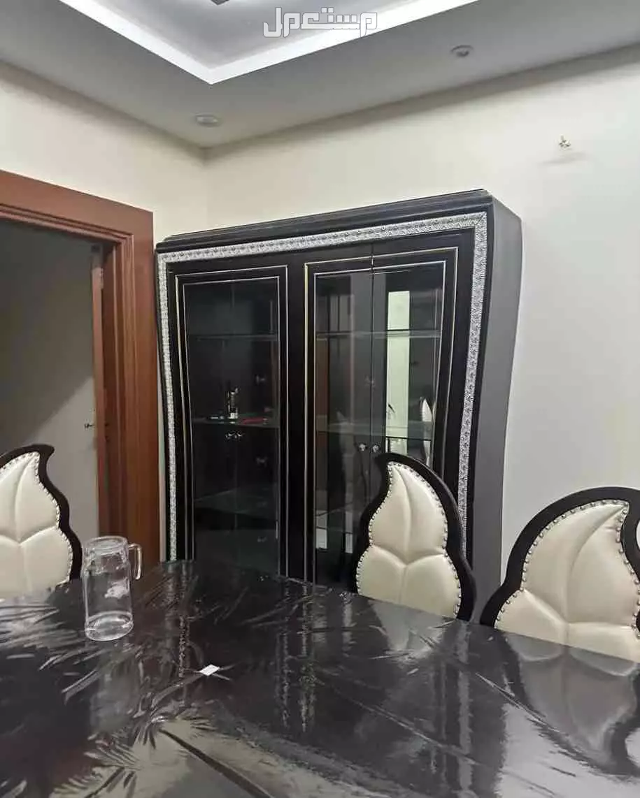 للبيع طاولة طعام من عشر كراسي السعر قابل للتفاوض