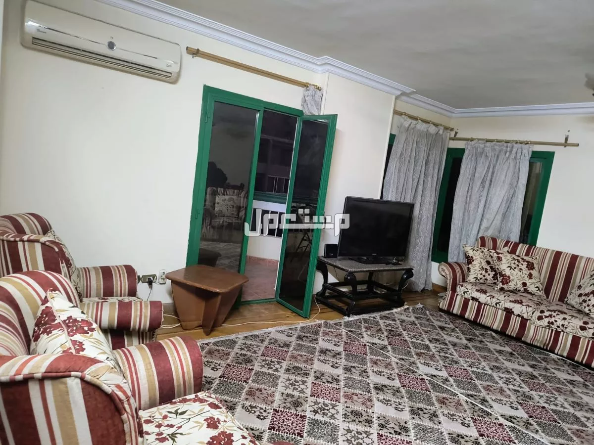 عدد اتنين انترريه كنبة واربعة فوتيه وكنبة واتنين فوتيه للتواصل 01229793391مدينة نصر شارع احمد فخرى انتريه للبيع