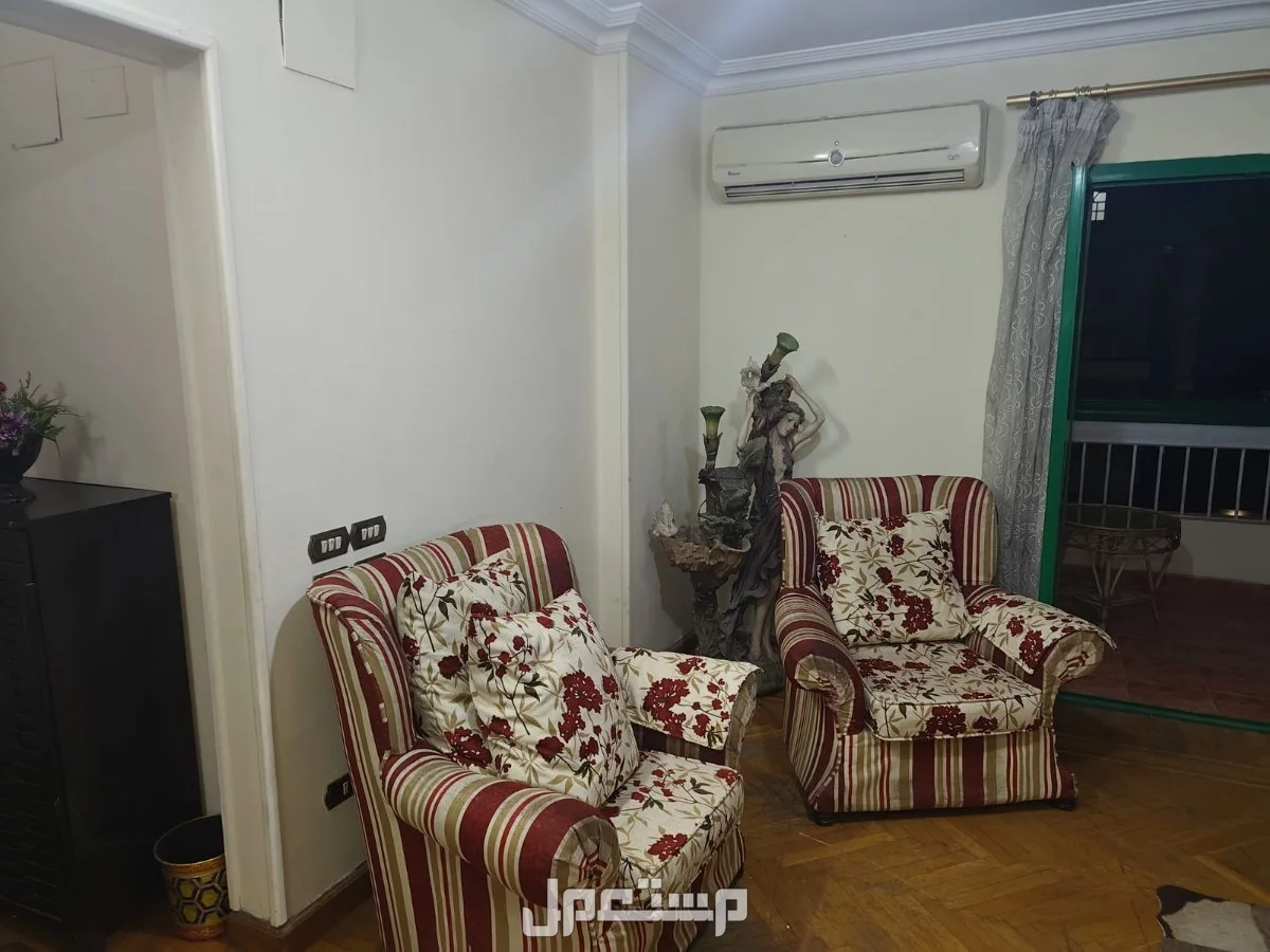 عدد اتنين انترريه كنبة واربعة فوتيه وكنبة واتنين فوتيه للتواصل 01229793391مدينة نصر شارع احمد فخرى انتريه للبيع