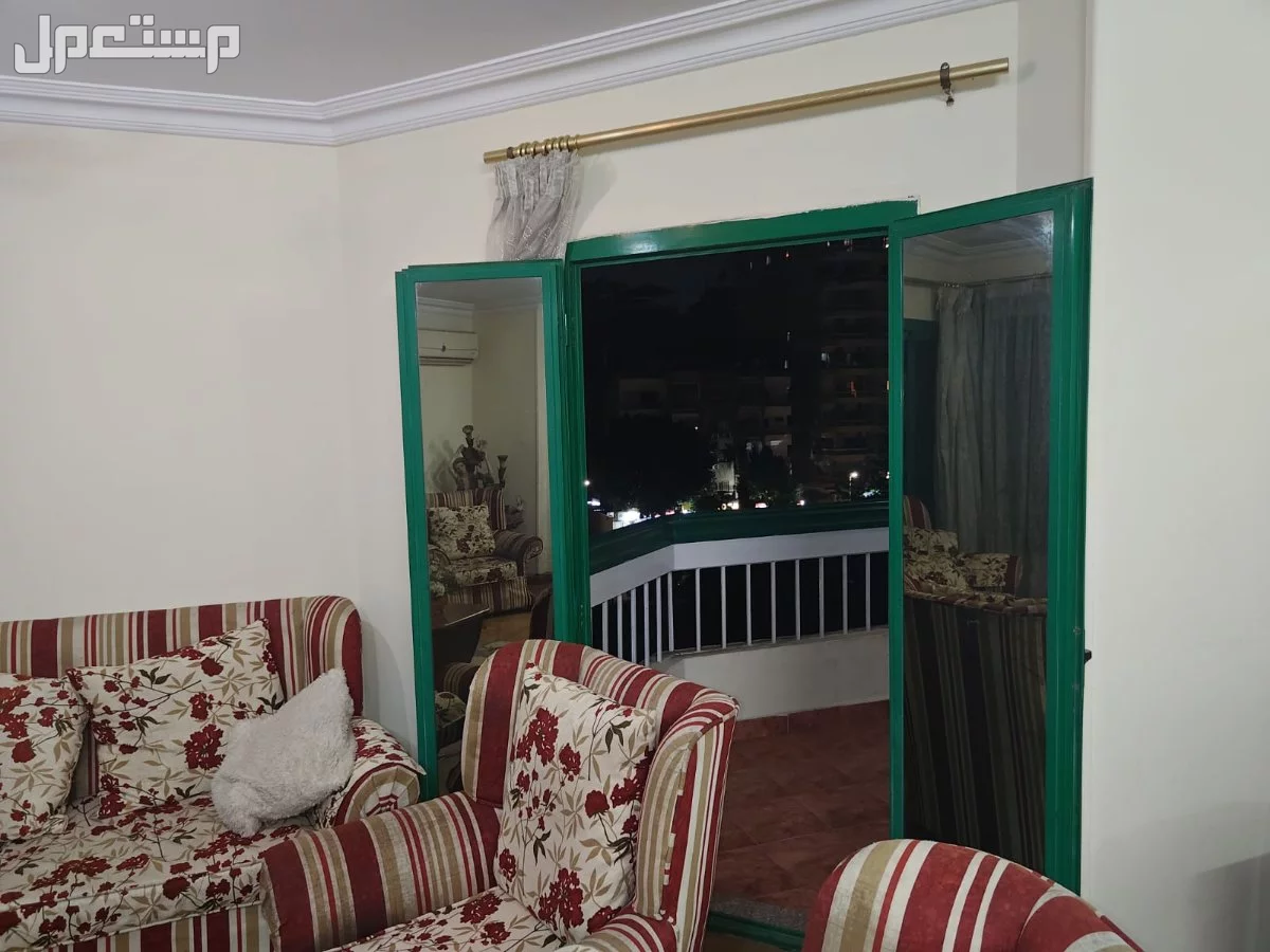 عدد اتنين انترريه كنبة واربعة فوتيه وكنبة واتنين فوتيه للتواصل 01229793391مدينة نصر شارع احمد فخرى انتريه للبيع