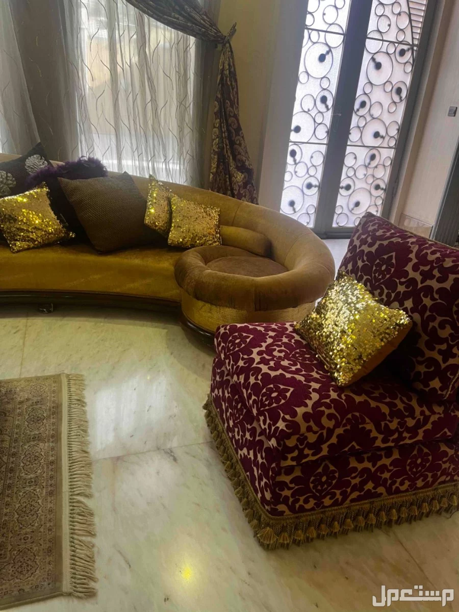 كنب فخم مع ستاره واكسسوارات في الرياض بسعر 1500 ريال سعودي