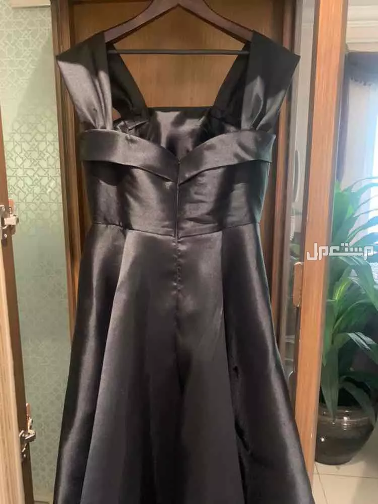فستان سهره جديد استخدام مره واحده مده قصيره  في الرياض بسعر 400 ريال سعودي صوره للفستان من الخلف والصوره التي قبلها من الامام