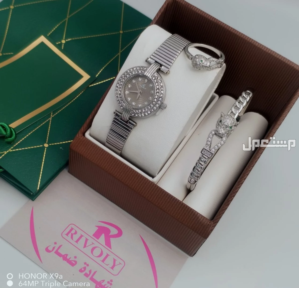 جديدنا     ،نوفر لكم  اطقم نسائي 👌🌹  ساعة نسائي ضمان سنة موية مكينه بطارية     مع اسوارة وخاتم   علبة وكيس وكرت   السعر  ريال 150 ريال