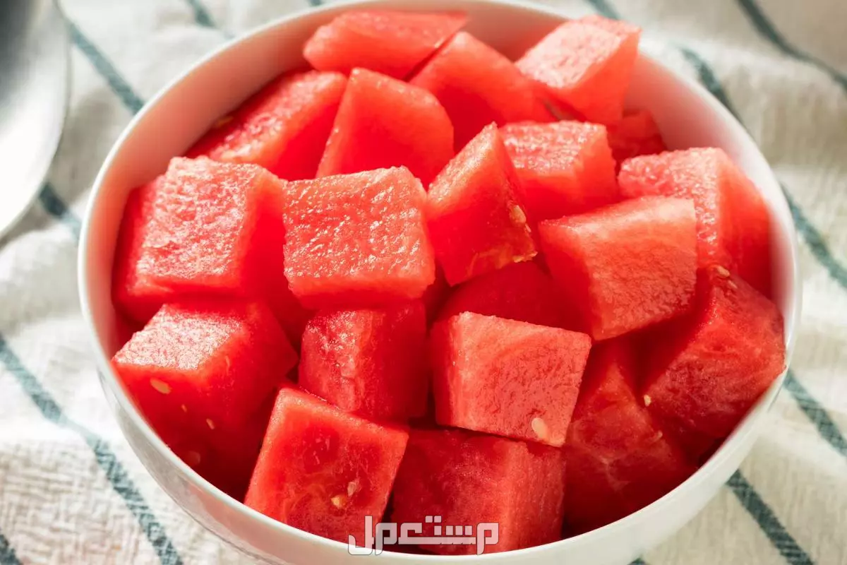 ما تفسير حلم البطيخ الأحمر في المنام للمرأة والرجل مكعبات البطيخ