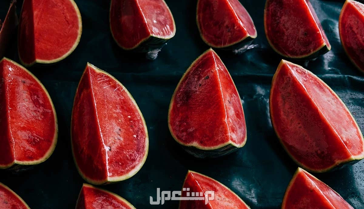 ما تفسير حلم البطيخ الأحمر في المنام للمرأة والرجل البطيخ في المنام للرجل والمرأة