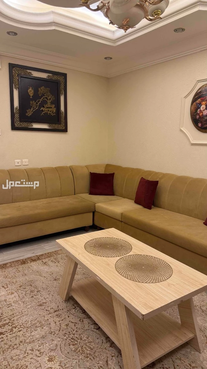 للبيع اثاث صالة كنب في تبوك بسعر ألف ريال سعودي