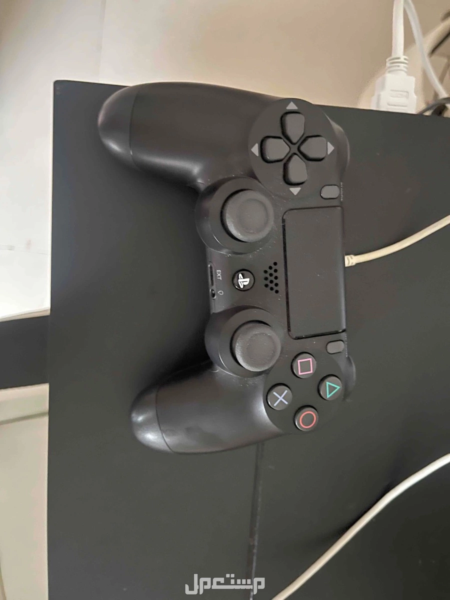 سوني فور PS4 مع اليد بسعر 700 ريال سعودي