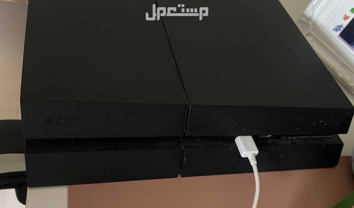 سوني فور PS4 مع اليد بسعر 700 ريال سعودي