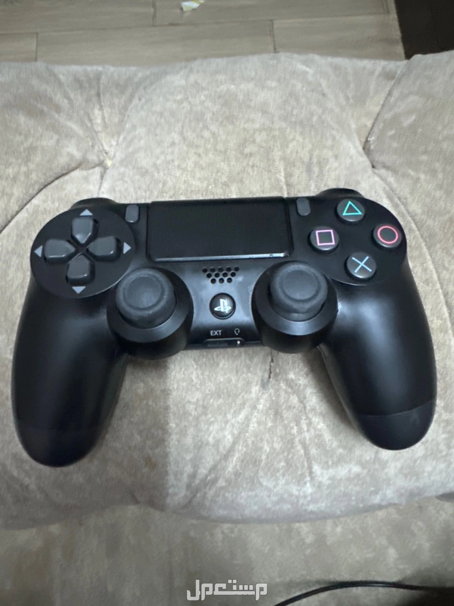 يد PS4 أصلية، استخدام خفيف ونظيفة مثل الجديدة. بدون أعطال، وكل الأزرار شغالة تمام. السعر 150 ريال وقابل للتفاوض البسيط. للتواصل واتساب أو عبر الموقع